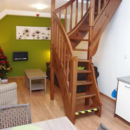 Ad Kamzik Apartman C.62 アパート ドノヴァリ