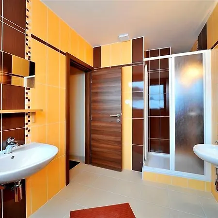 Ad Kamzik Apartman C.62 * ドノヴァリ